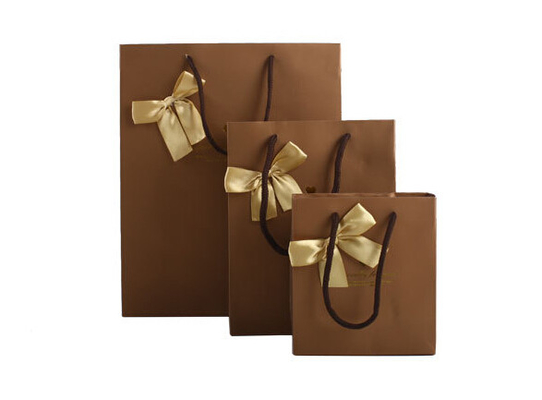Выдвиженческий бумажный подарок кладут в мешки/мешки партии бумаги с ручками для упаковывать шоколада