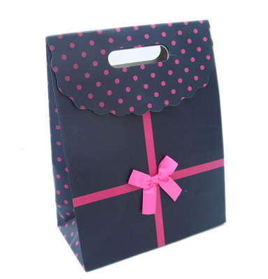 Подарки рождества/дня рождения/свадьбы завертывают сумку в бумагу подарка с бумагой Kraft и бумагой искусства